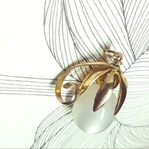 ❣️4/$15 Vintage Gold Tone Fruit Pendant